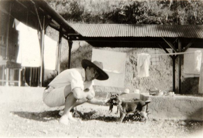 Walter Spies met zijn favoriete hoed en twee honden. Coll Tropenmuseum. Wiimedia commons.